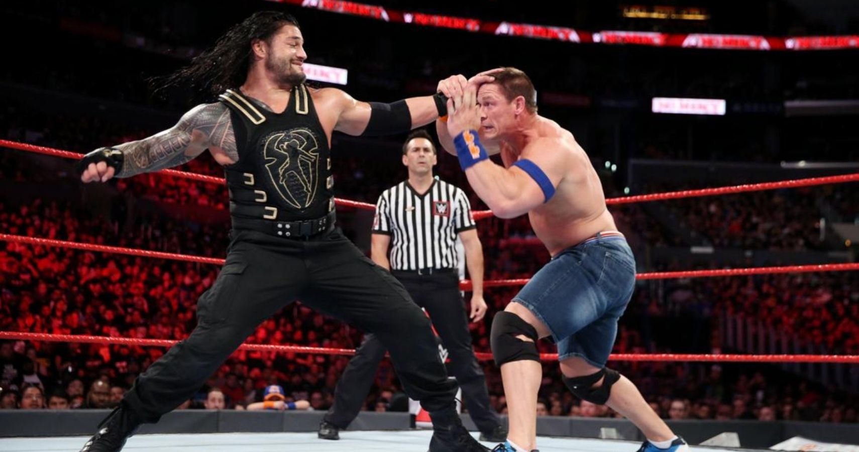 Roman Reigns con proprompente forza colpisce John Cena durante il match