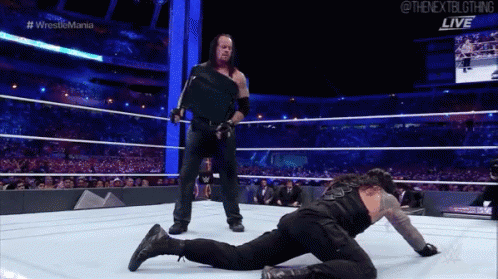 The Undertaker prende l'iconica sedia e colpisce Roman Reigns